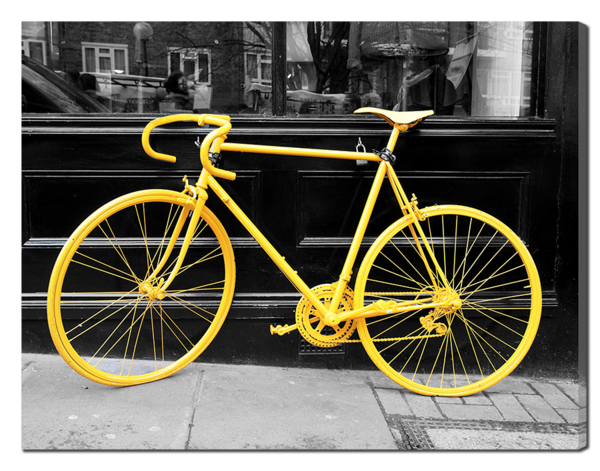 Желтый велосипед у ограды