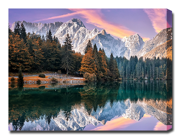 Спокойное озеро в горах